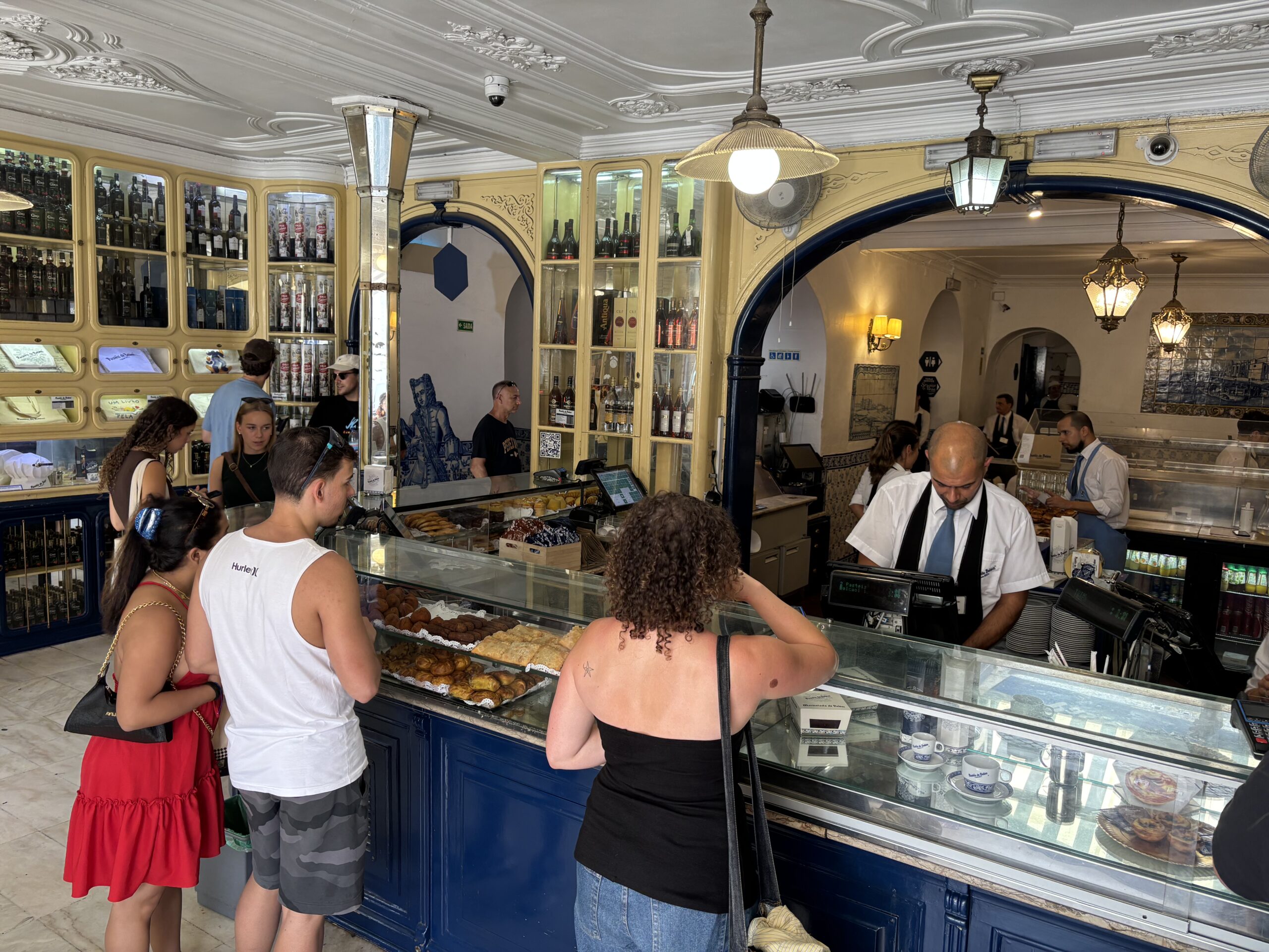 The historic counter at Pastéis de Belém