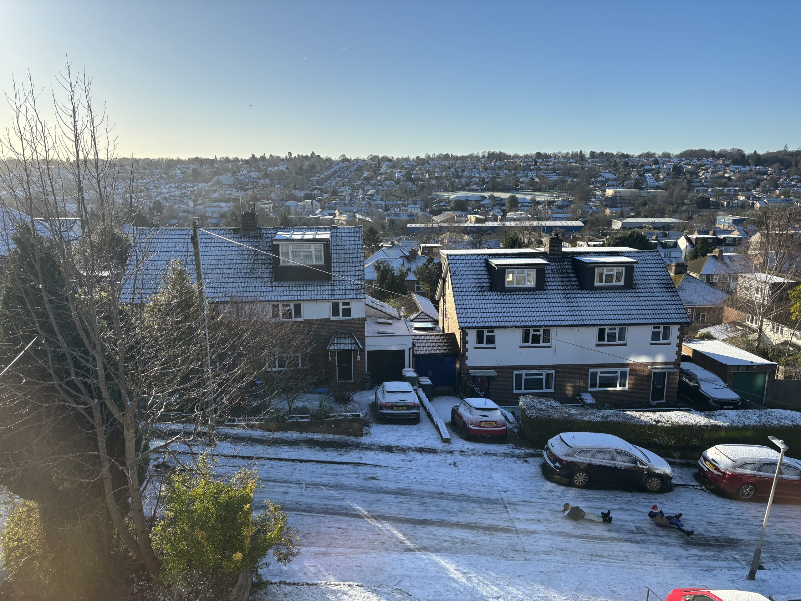 We had a dusting of snow that seemed to be completely localised to Berkhamsted. Just enough for the kids in the street to get out on their sledges and whizz down our street.